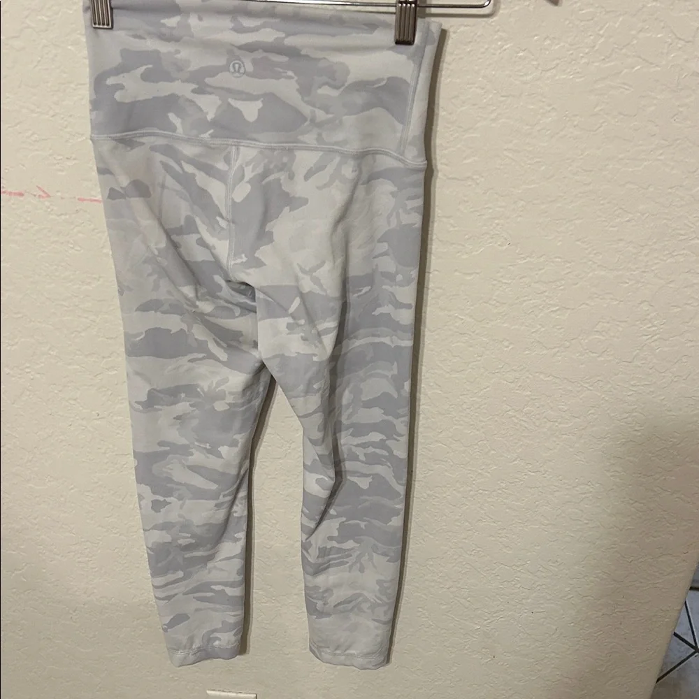 🚀Lululemon Athletica Light Gray Camo Leggings size 4 GUC
